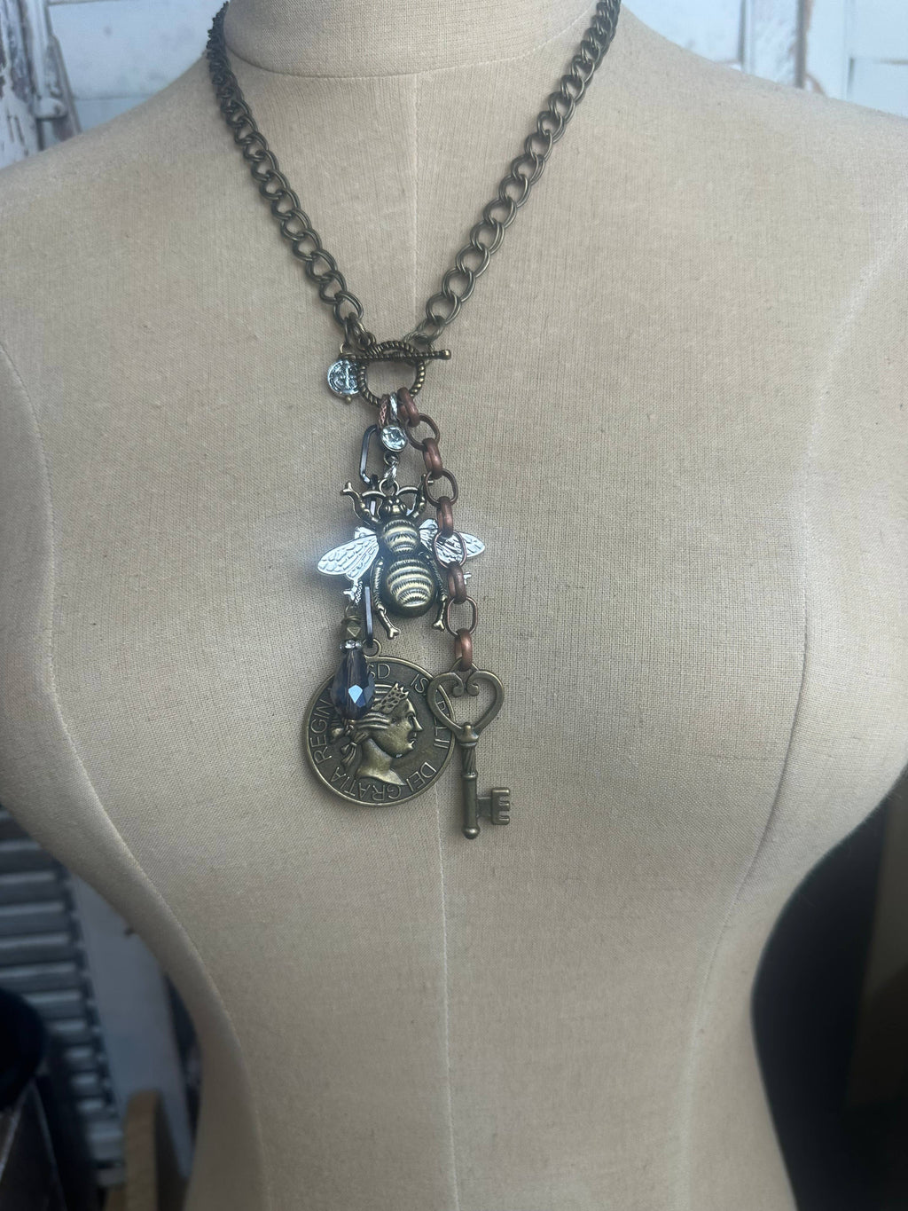 Regal Bee - Neck 
